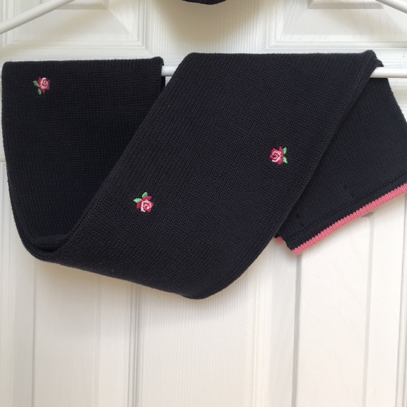Lands’ End navy floral bucket hat & scarf set - Picture 9 of 14